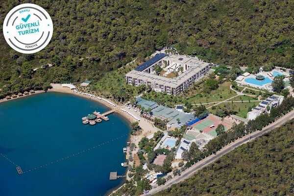 Crystal Green Bay Resort & Spa