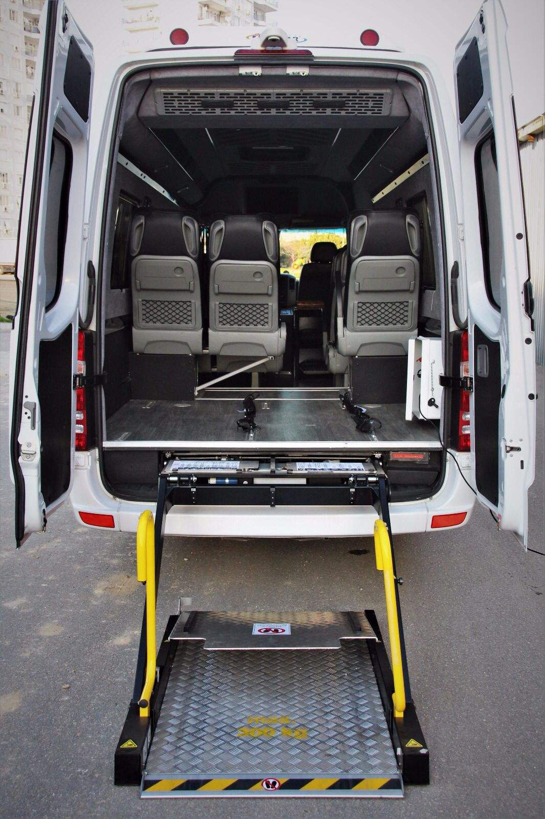 Hidrolik liftli engelli yolcu minibüsü