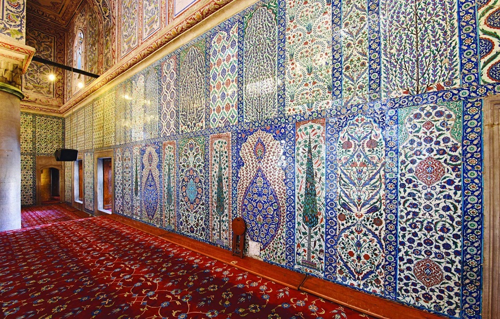 Sultanahmet Camii içindeki İznik çinileri ve kubbe detayı